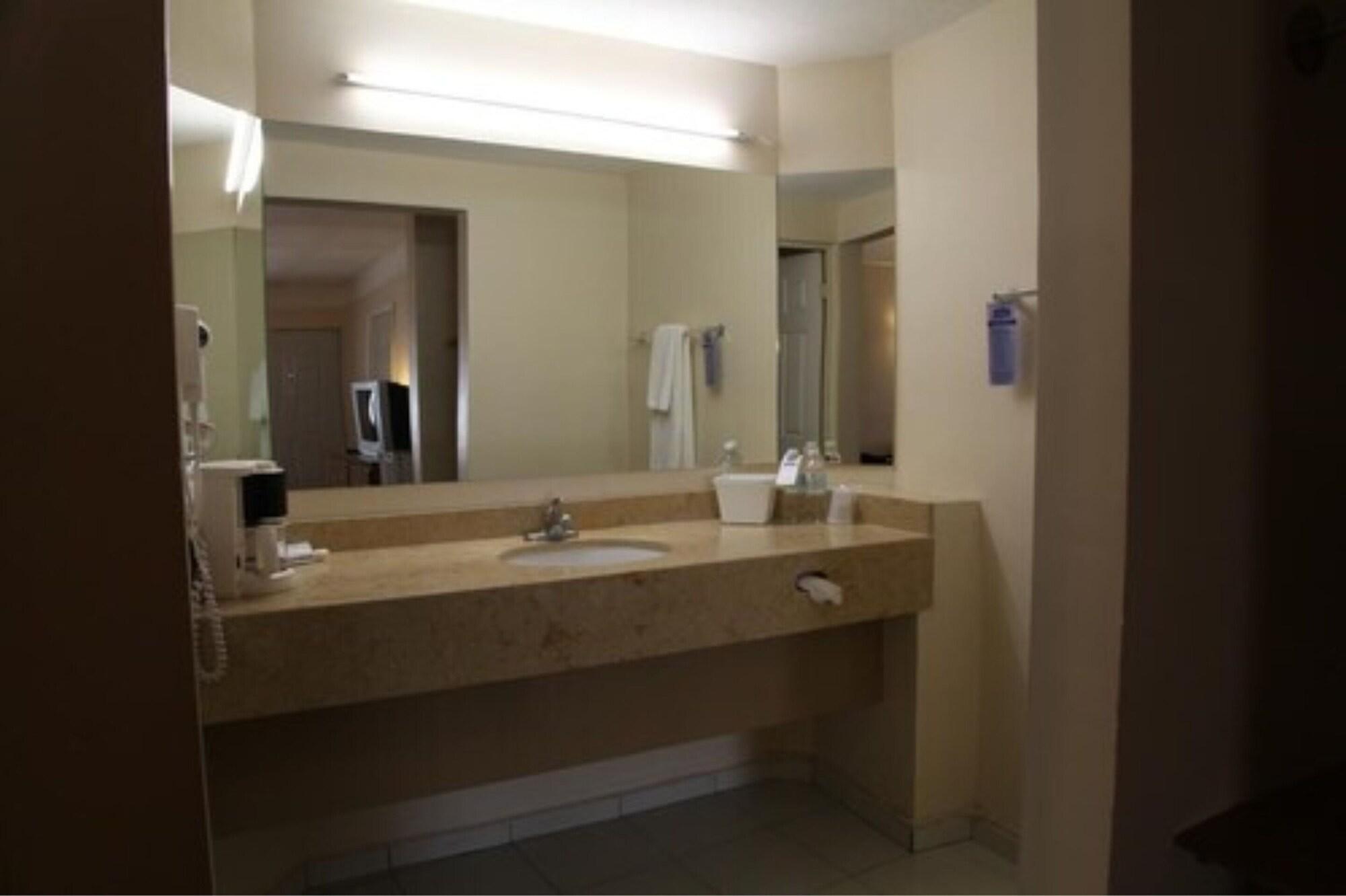American Inn Hotel & Suites Parral Extérieur photo