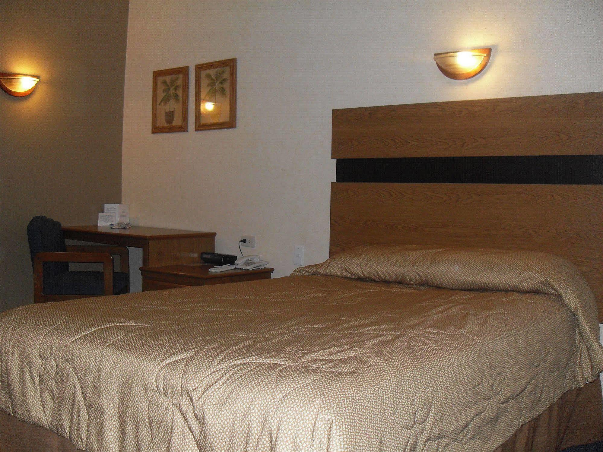 American Inn Hotel & Suites Parral Extérieur photo