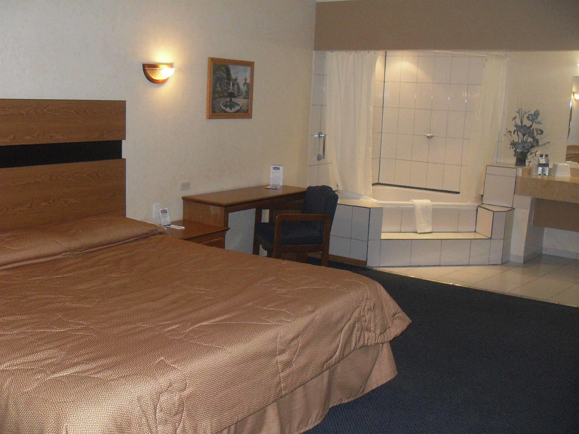 American Inn Hotel & Suites Parral Extérieur photo