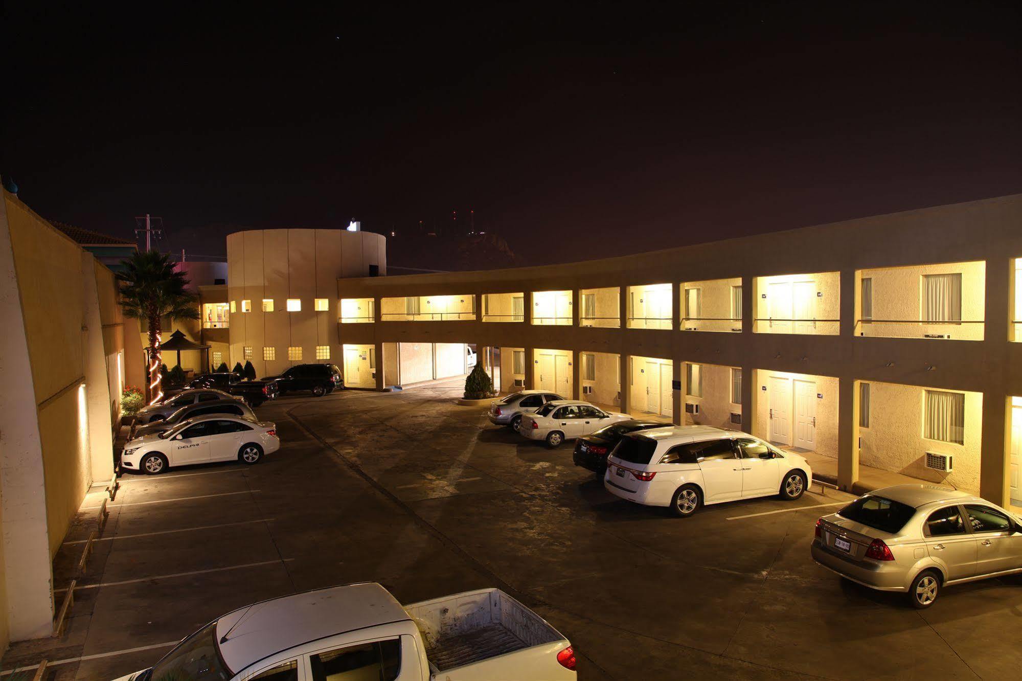 American Inn Hotel & Suites Parral Extérieur photo